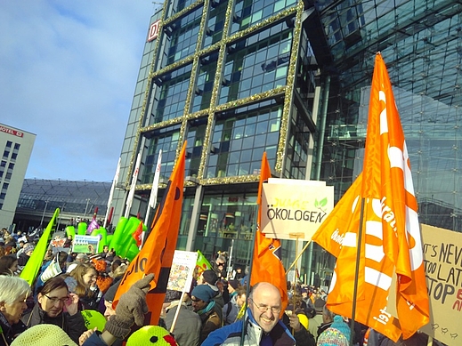 Demonstranten mit einem JÖ-Schild und mehreren ÖDP-Fahnen vor dem Berliner Hauptbahnhof