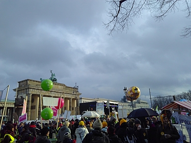 Demonstrationszug vor dem Brandenburger Tor